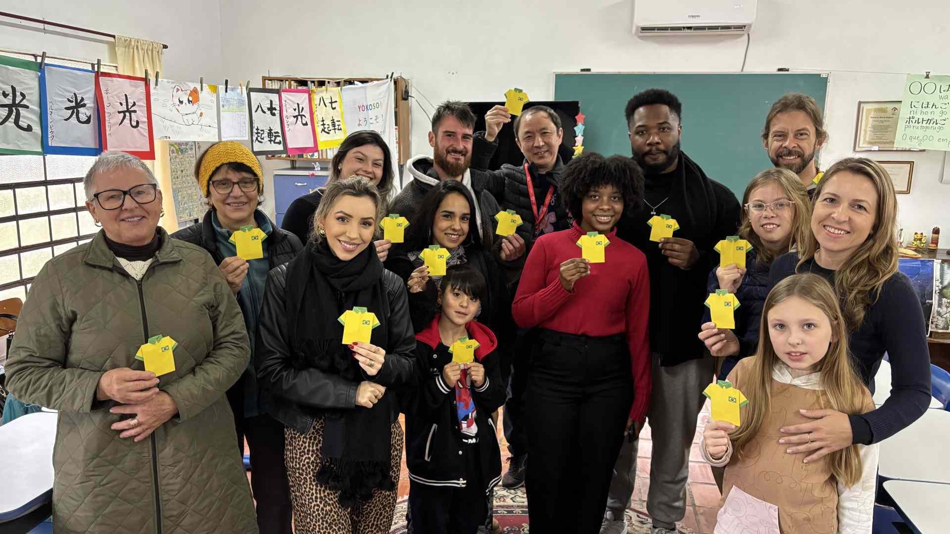 Oficina de origami lota sala e aproxima visitantes da cultura japonesa na Feira da Colônia Japonesa