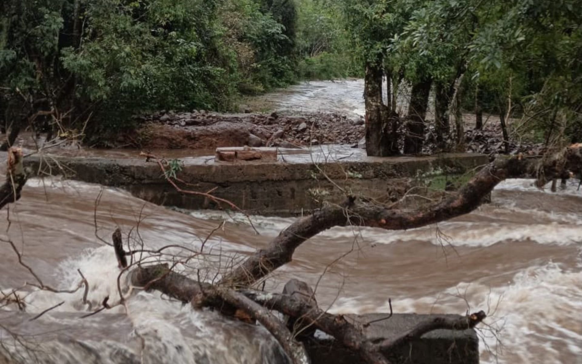 For&ccedil;a da &aacute;gua arranca ponte e cidade do RS registra 200 mm em 24 horas