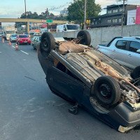 VÍDEO: Motorista erra manobra e capota carro na RS-240; saiba como está o trânsito