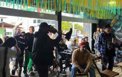 Torcida hamburguense explode em festa com virada do Brasil sobre o Japão