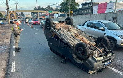 VÍDEO: Motorista erra manobra e capota carro na RS-240; saiba como está o trânsito
