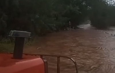 Homem é arrastado por enxurrada e balsa é levada por rio: Veja os estragos causados pela chuva no RS