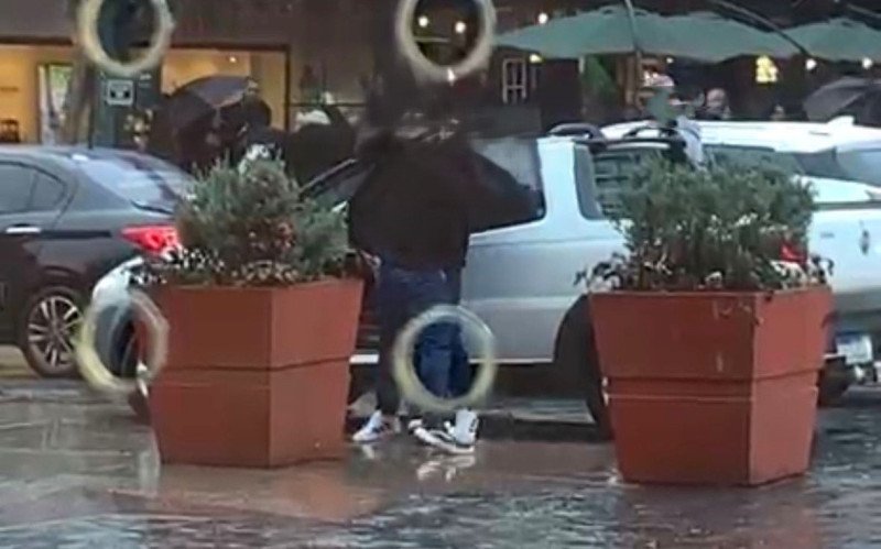 Briga entre dois homens ocorreu em frente à Rua Coberta, no domingo (28)