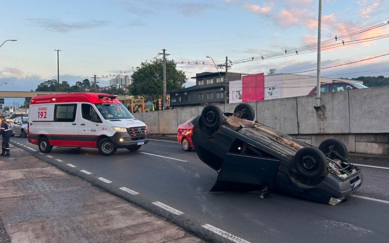 Capotagem deixa mulher ferida na RS-240, na Scharlau
