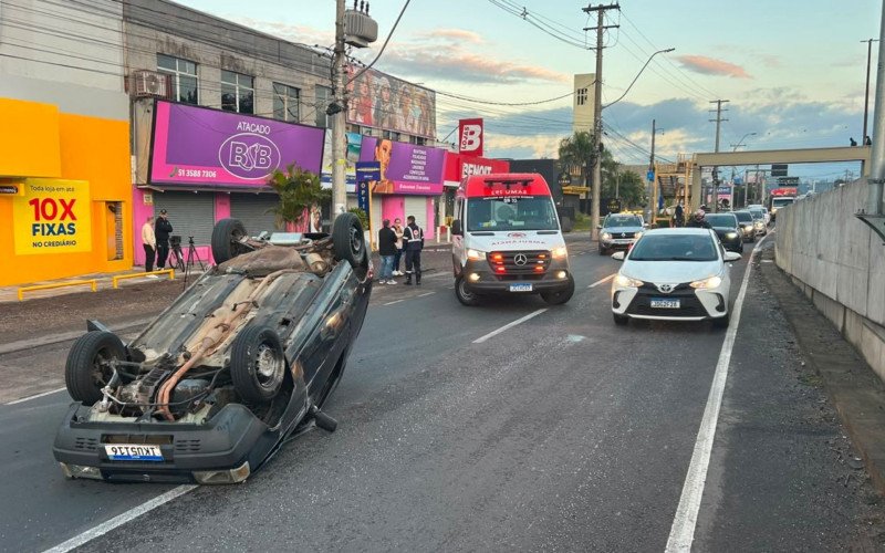 Capotagem deixa mulher ferida na RS-240, na Scharlau