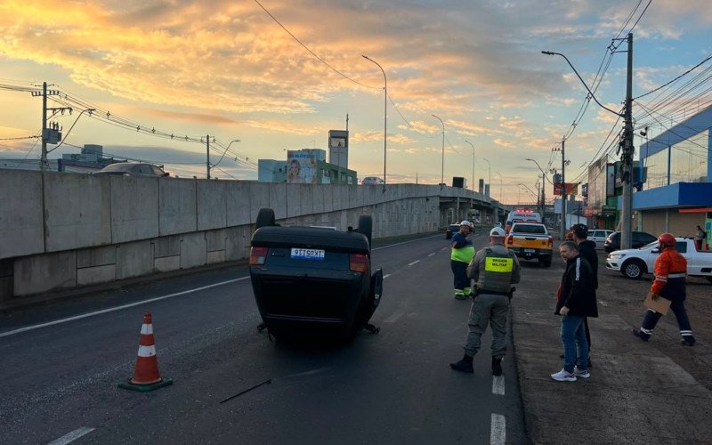 Capotagem deixa mulher ferida na RS-240, na Scharlau