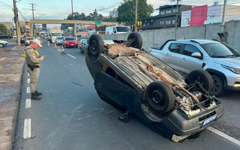 Capotagem deixa mulher ferida na RS-240, na Scharlau | abc+