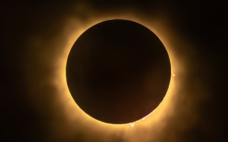 Eclipse solar total vai transformar dia em noite por até 2 minutos em diferentes países | abc+