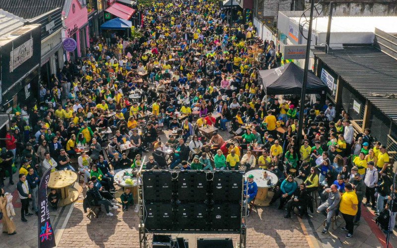Torcida leopoldense na transmissão da partida Brasil e Japão na Rua Independência