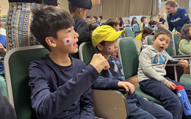 Torcedores japoneses na torcida para Brasil e Japão