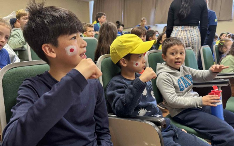 Torcedores japoneses na torcida para Brasil e Japão
