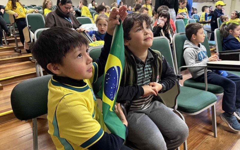 Torcedores japoneses na torcida para Brasil e Japão