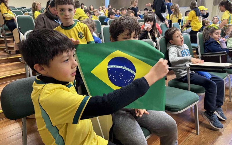 Torcedores japoneses na torcida para Brasil e Japão