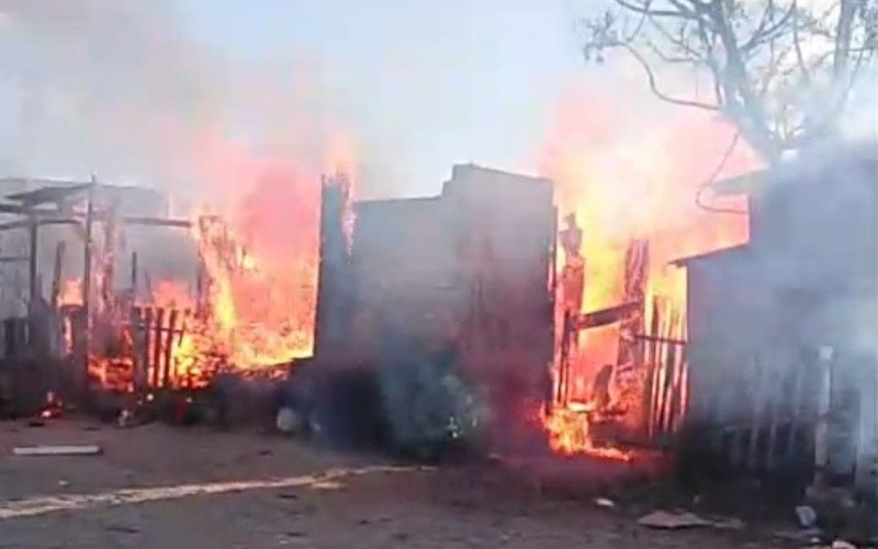 Campanha busca ajuda para famílias que tiveram as casas destruídas por incêndio na Vicentina