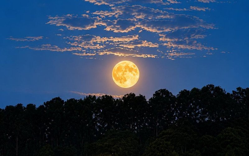 Lua de Morango ilumina a noite desta segunda-feira (29) | abc+