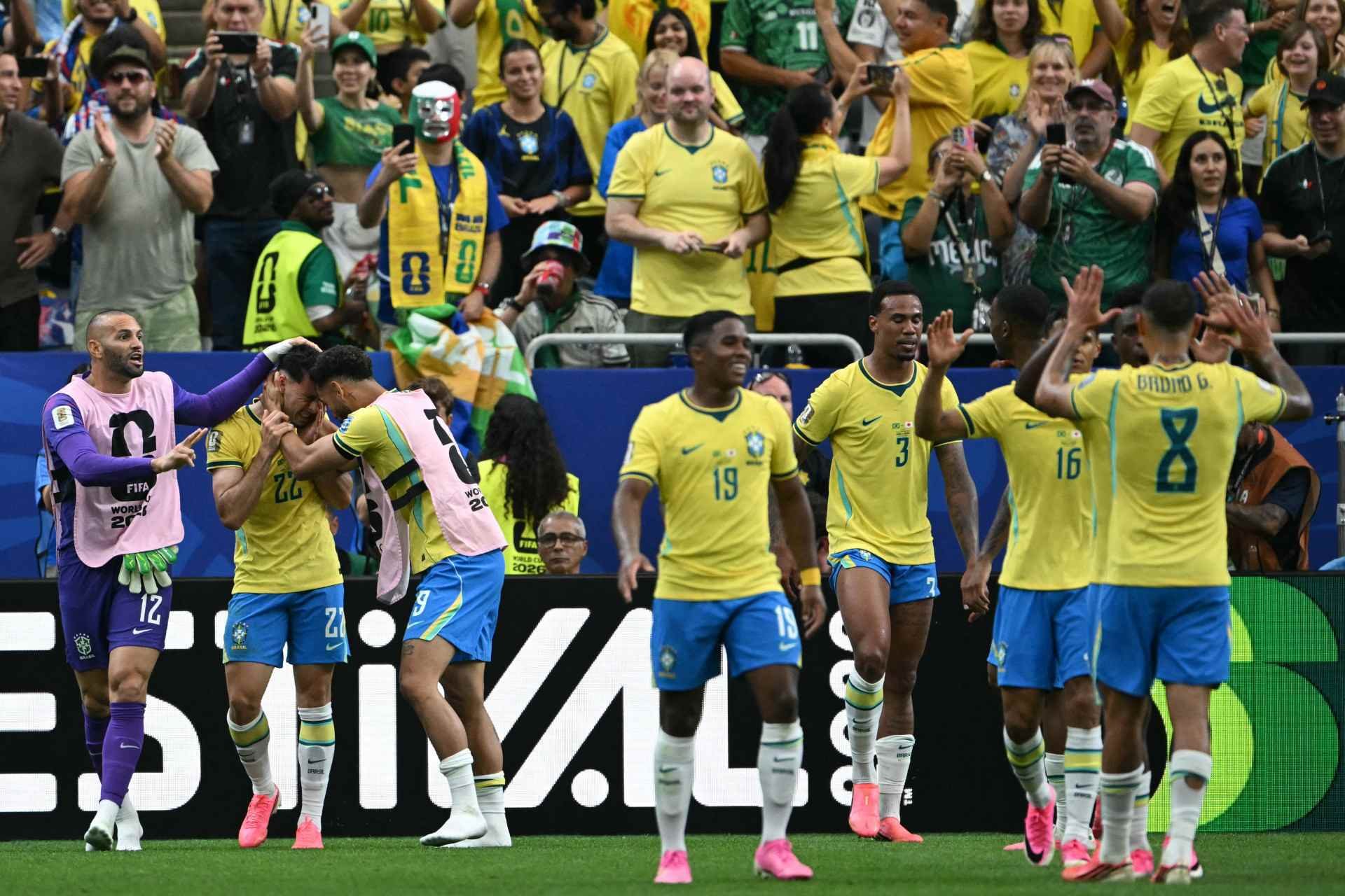 Gol de Martinelli nos acr&eacute;scimos salva o Brasil e leva a sele&ccedil;&atilde;o &agrave;s oitavas de final