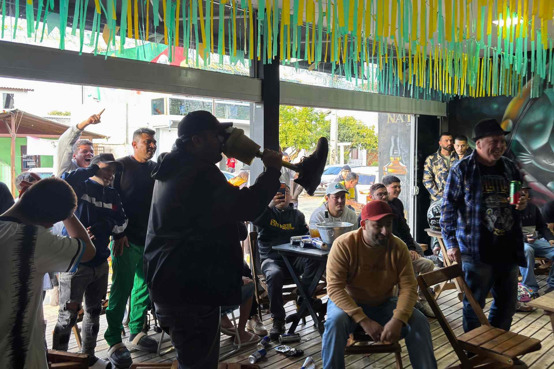 Torcida hamburguense explode em festa com virada do Brasil sobre o Jap&atilde;o