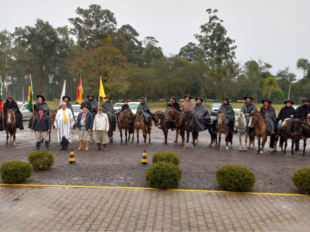 3&ordf; Cavalgada do Santu&aacute;rio das M&atilde;es supera chuva e mant&eacute;m tradi&ccedil;&atilde;o