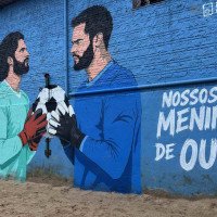 Irmãos e goleiros Alisson e Muriel ganham pintura no condomínio onde cresceram em Novo Hamburgo