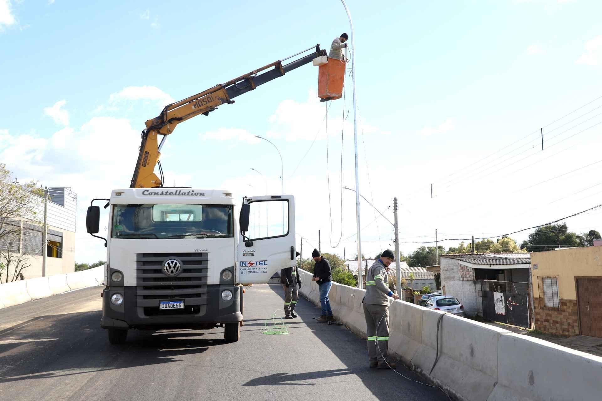Viaduto da Avenida Celina Kroeff recebe instala&ccedil;&atilde;o de ilumina&ccedil;&atilde;o p&uacute;blica