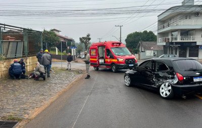 Motorista fica ferido após colisão entre dois carros em cruzamento de Ivoti