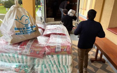 Cecrei entrega doações arrecadadas na Feijoada Solidária ao Banco de Alimentos Vale do Sinos
