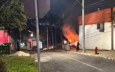 VÍDEO: Incêndio atinge indústria de plásticos de Novo Hamburgo