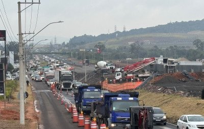 Vídeo: Trânsito lento em trecho com obras na BR-116; confira
