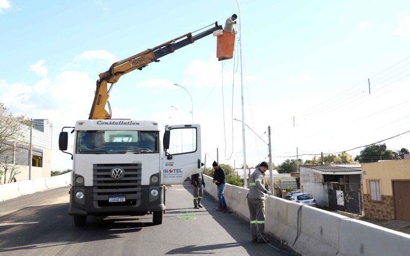 Viaduto da Avenida Celina Kroeff recebe instalação da iluminação pública