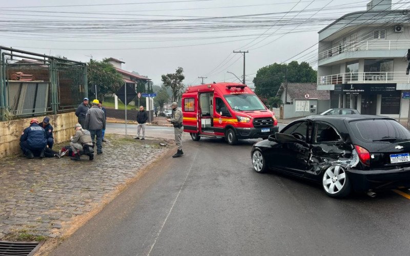 Motorista fica ferido após colisão entre dois carros em cruzamento de Ivoti | abc+