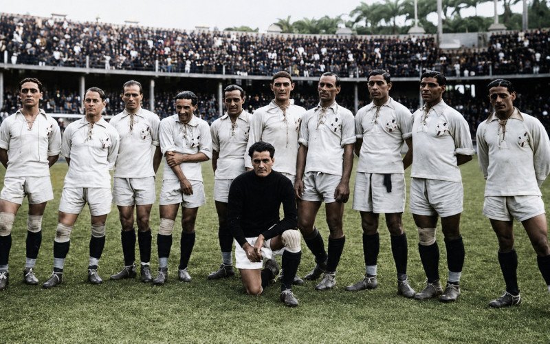 Seleção Brasileira campeã de 1922. Em pé: Fortes, Formiga, Neco, Bartó, Lais, Palamone, Amílcar, Heitor Domínguez, Tatu e Rodrigues. Agachado: Kunz  | abc+