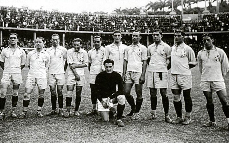 Seleção Brasileira campeã de 1922. Em pé: Fortes, Formiga, Neco, Bartó, Lais, Palamone, Amílcar, Heitor Domínguez, Tatu e Rodrigues. Agachado: Kunz
