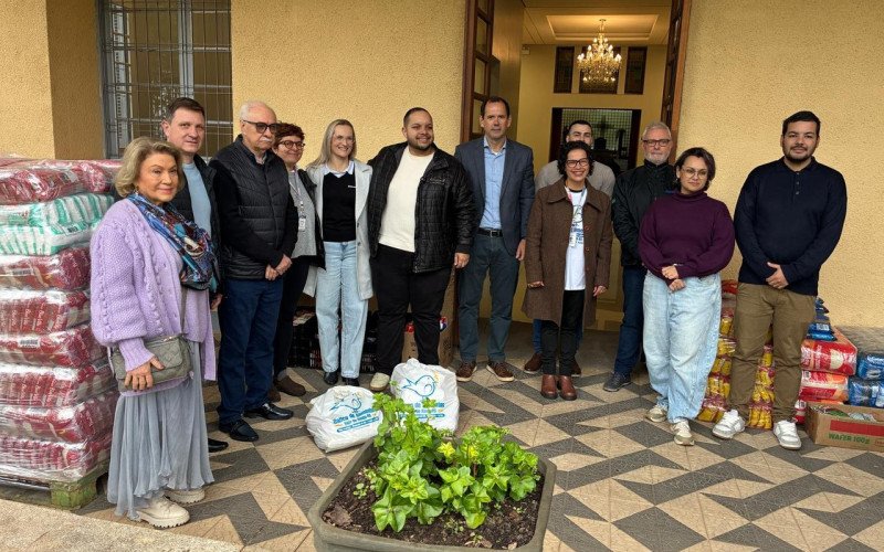 Representantes do Cecrei e das empresas parceiras da Feijoada Solidária participaram da entrega ao Banco de Alimentos Vale do Sinos