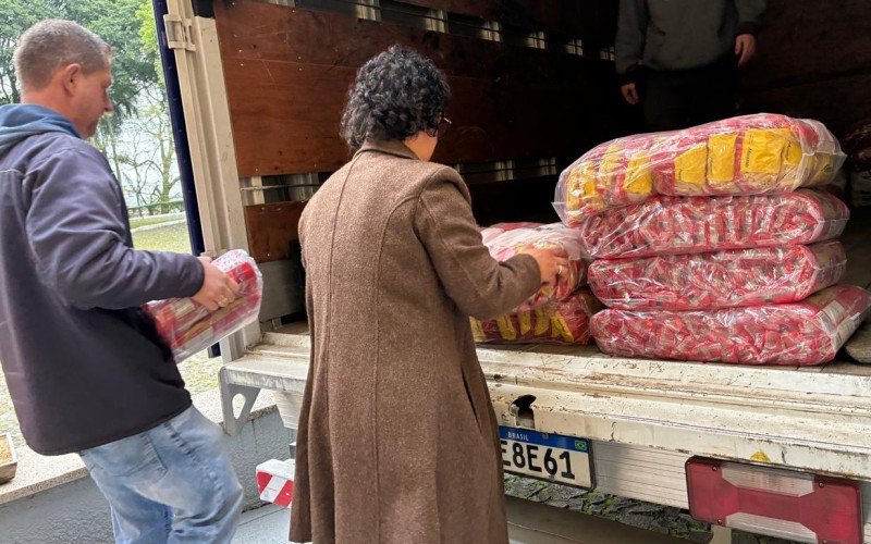 Entrega das 4 toneladas de alimentos arrecadados na Feijoada Solidária do Cecrei ao Banco de Alimentos Vale do Sinos