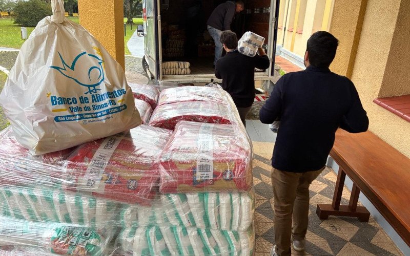 Entrega das 4 toneladas de alimentos arrecadados na Feijoada Solidária do Cecrei ao Banco de Alimentos Vale do Sinos