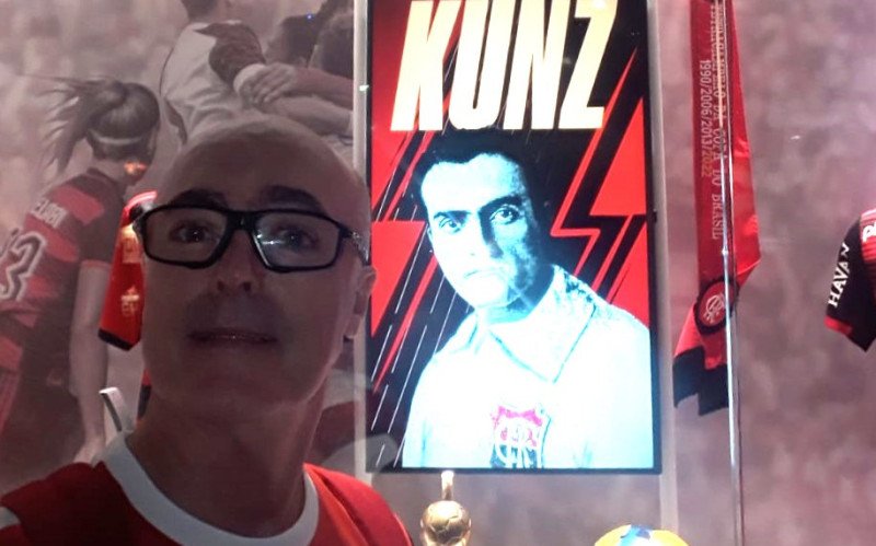 Julio Kunz Neto, junto à imagem do avô no Museu do Futebol do Flamengo