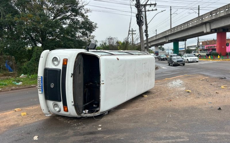 O motorista da Kombi tombada sofreu ferimentos | abc+