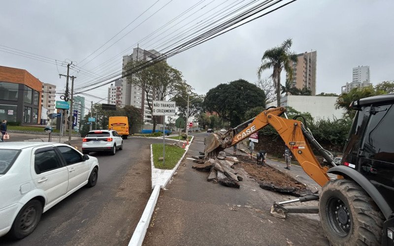 Obras de recapeamento provocam confusão no trânsito em importante cruzamento de Novo Hamburgo