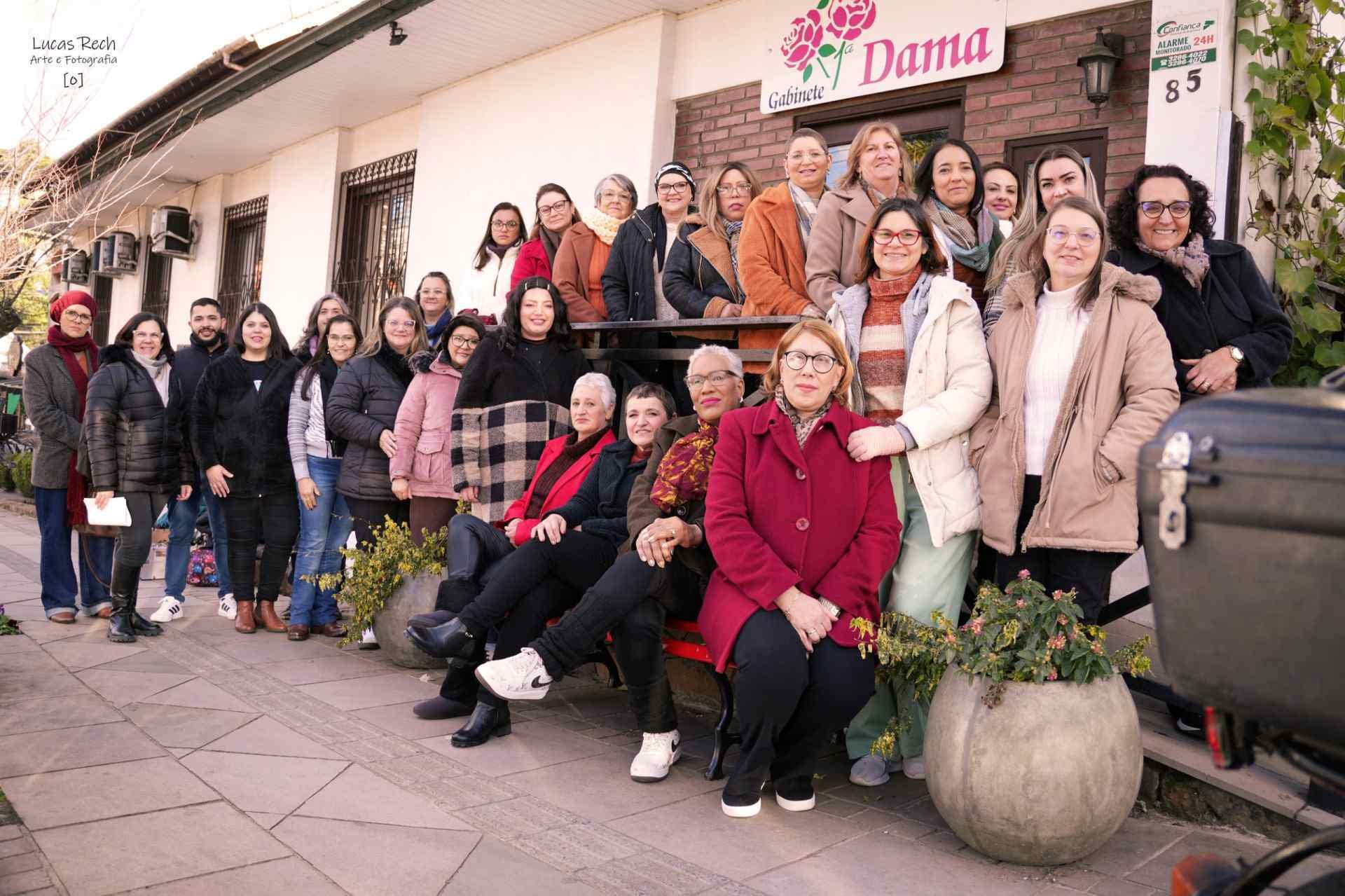 Gramado promove sessão fotográfica com mulheres atendidas pela Associação de Apoio a Pessoas com Câncer