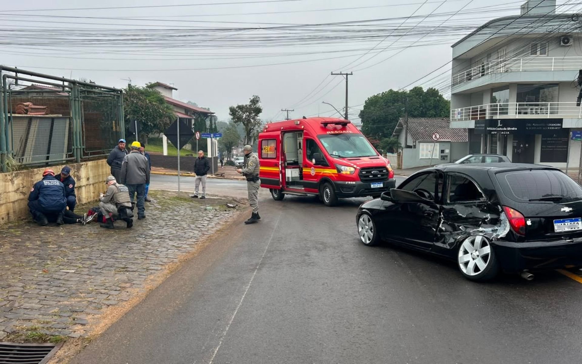 Motorista fica ferido ap&oacute;s colis&atilde;o entre dois carros em cruzamento de Ivoti