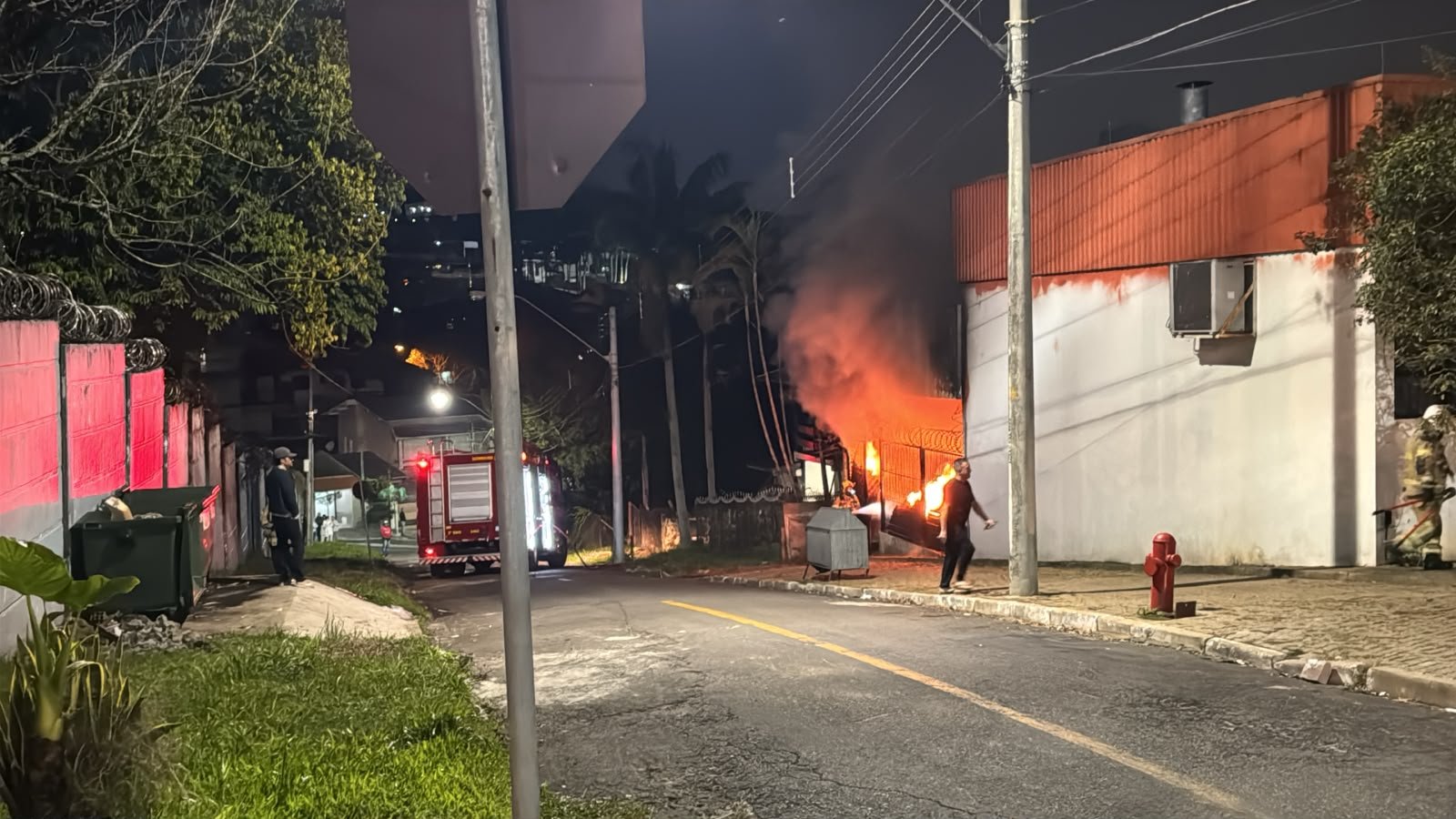 Incêndio na Inpol, em Novo Hamburgo, nesta terça-feira | abc+