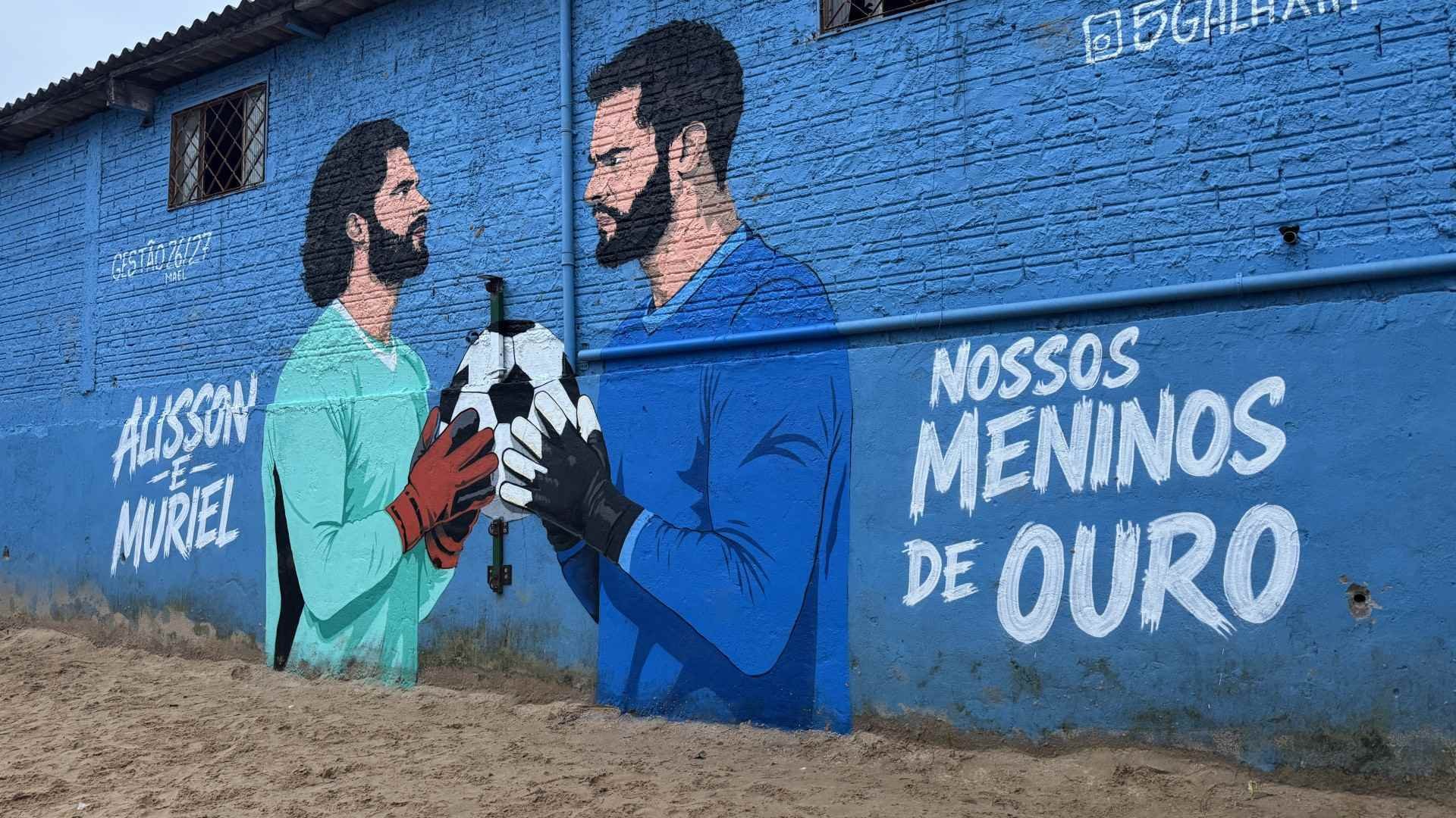 Irm&atilde;os e goleiros Alisson e Muriel ganham pintura no condom&iacute;nio onde cresceram em Novo Hamburgo