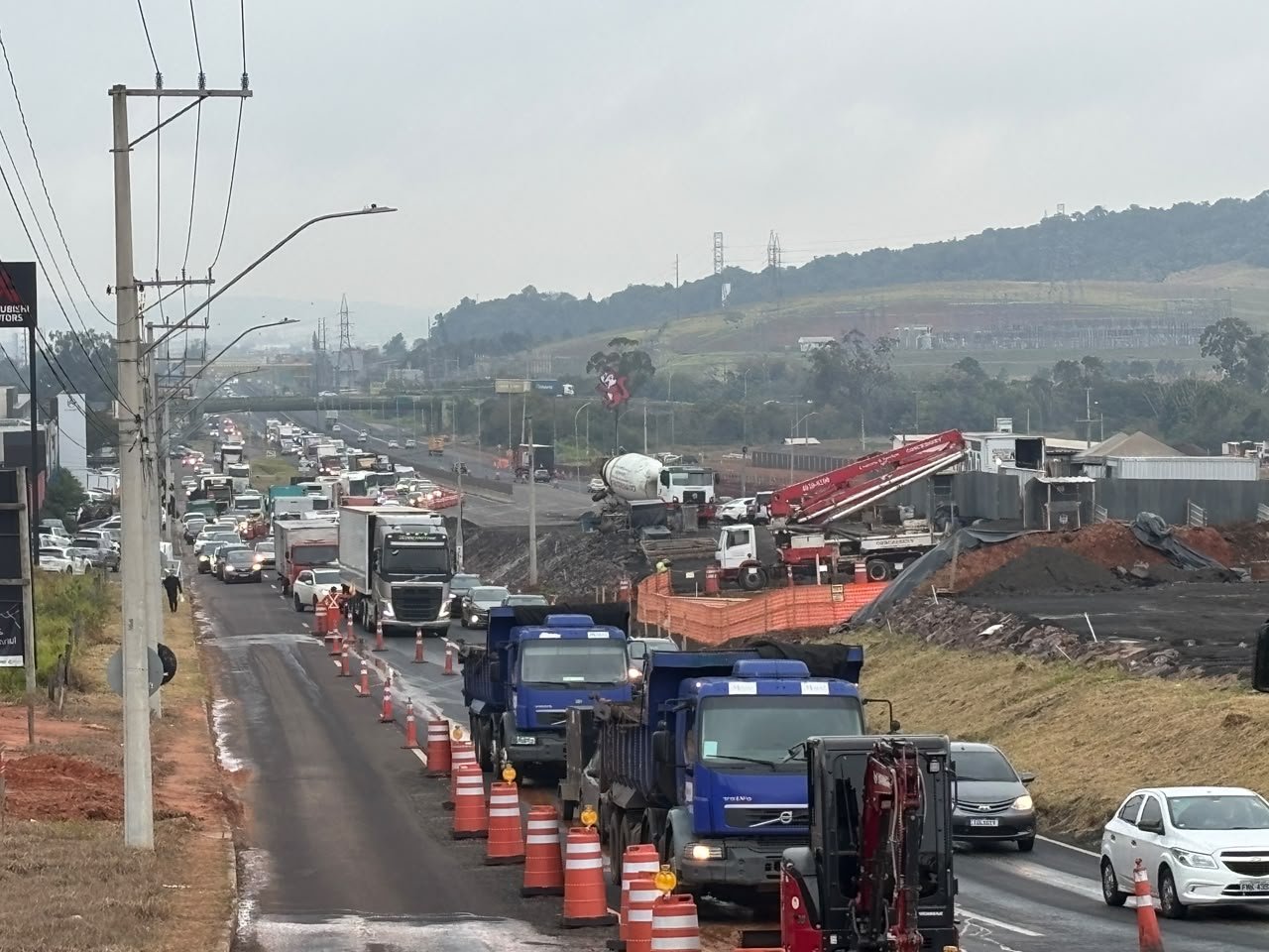 Vídeo: Trânsito lento em trecho com obras na BR-116; confira