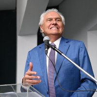 Críticas a Flávio Bolsonaro impulsionam Caiado nas redes, aponta levantamento da AP Exata