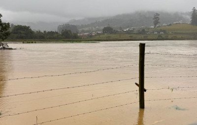 Seis crianças e duas mulheres ficam ilhadas e chuva forte aumenta risco de enchentes em SC