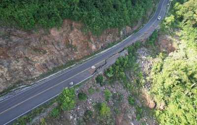 Motoristas ignoram bloqueio e Defesa Civil de Canela faz alerta para riscos de deslizamentos na Rota Panorâmica