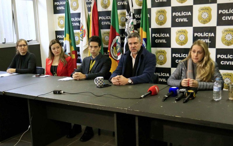 A delegada Luciane Bertoletti (D) conduz a investigação envolvendo a morte de pastor em Canoas | abc+