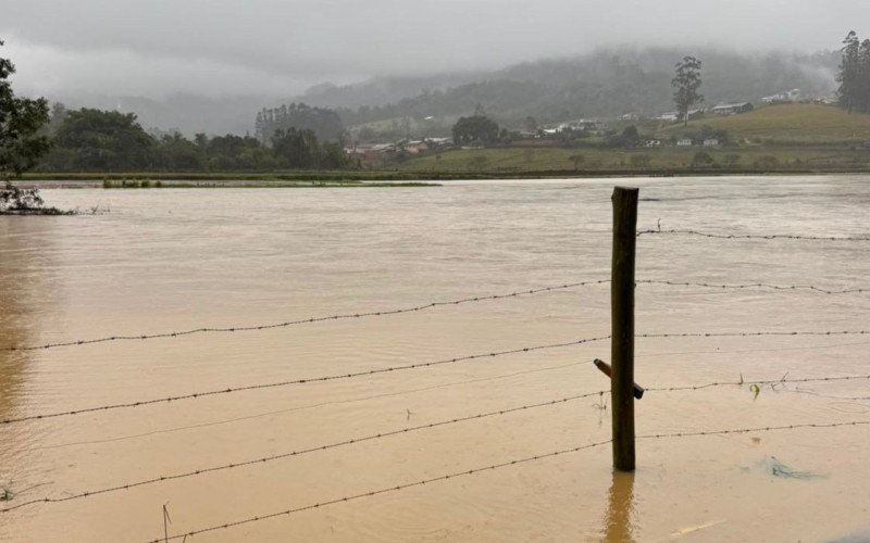 Oito pessoas ficaram ilhadas após inundação em Santa Catarina | abc+
