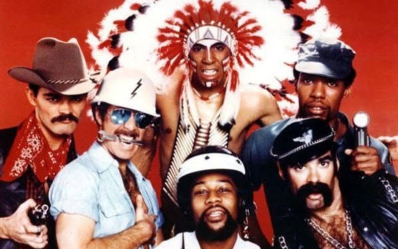 Morre aos 74 anos o vocalista original do Village People, Victor Willis - Na foto, o cantor está abaixo, ao centro da imagem | abc+