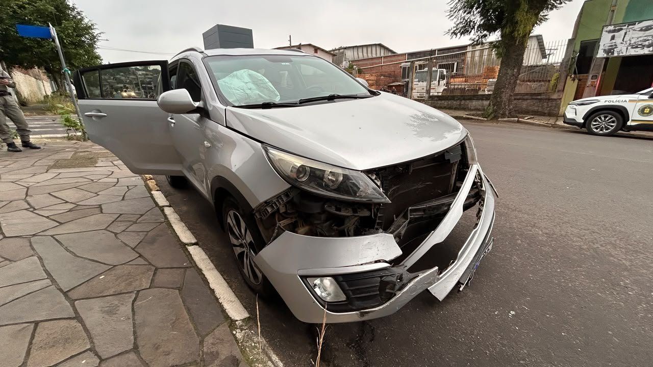 Mulher fica ferida ap&oacute;s colis&atilde;o entre dois carros em Est&acirc;ncia Velha